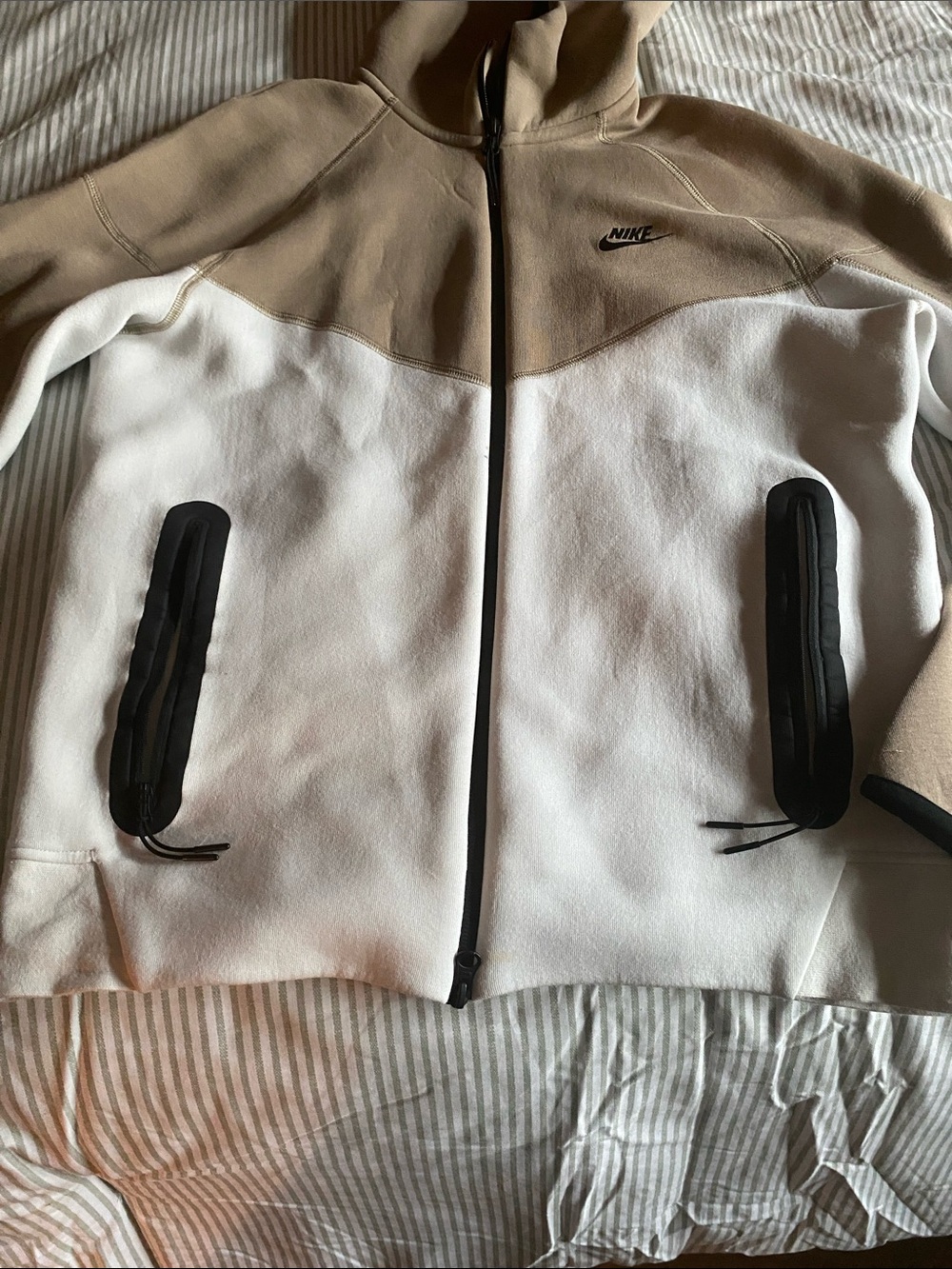 Nike Two-Tone Tan and White Full-Zip Hooded Jacket - Picture 4 of 9
